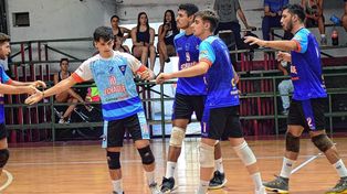 Los jugadores de Echagüe festejan un punto en el triunfo ante Waiwen.
