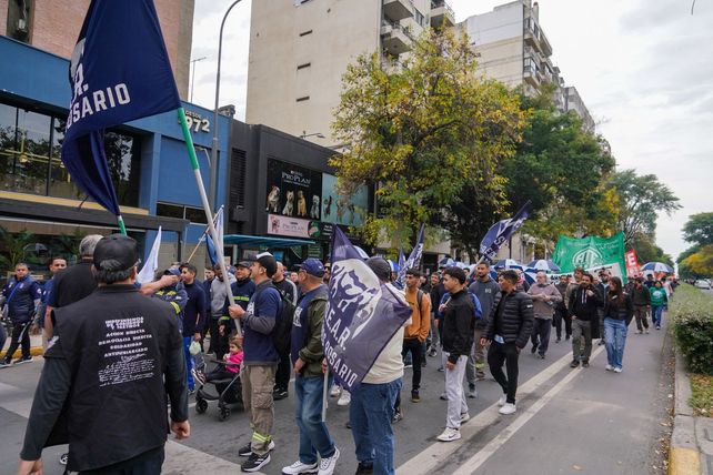 Columna de trabajadores en la conmemoración del 1º de mayo en Rosario.