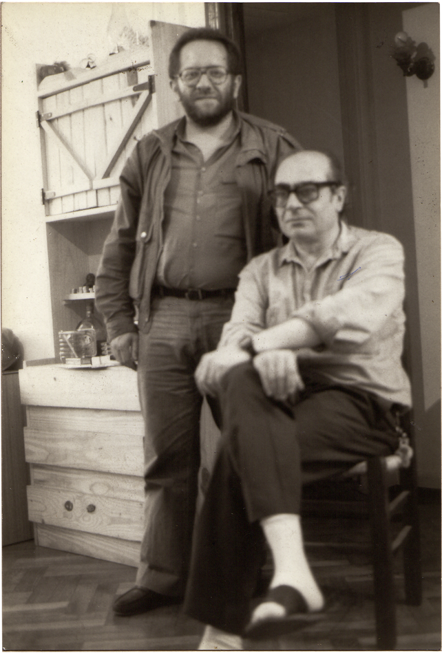 Del álbum familiar. Mario Levrero con el autor rosarino Elvio Gandolfo (de pie)