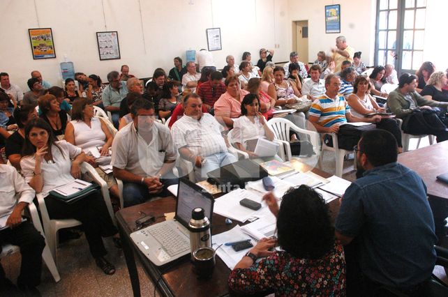 Desde las 13. Se convocó al máximo órgano de decisión del sindicato de los maestros y profesores oficiales.