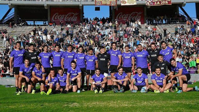 El seleccionado argentino practicó este en el estadio Mario Kempes y el ensayo fue observado por más de 10 mil personas.