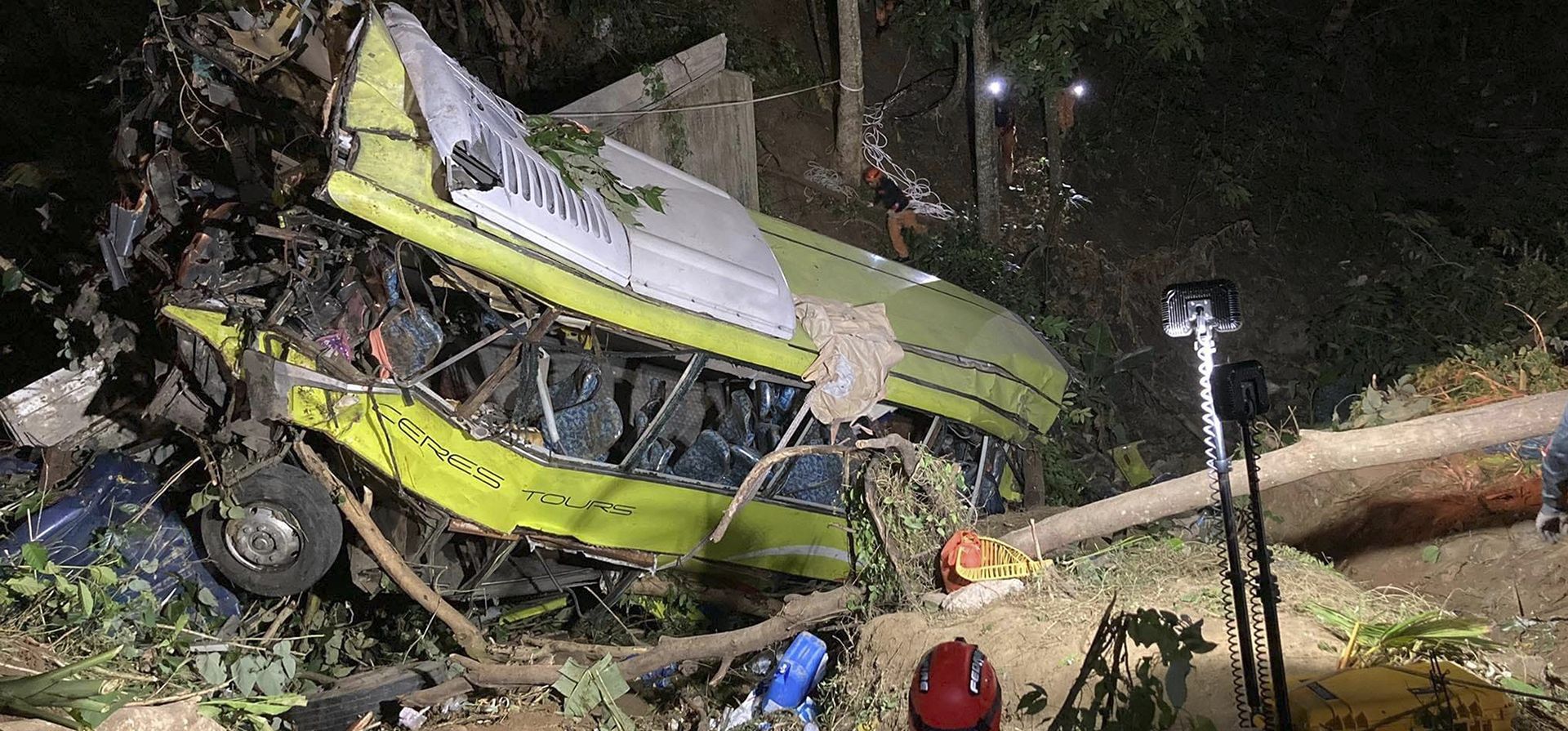 Un rescatista desciende en rápel por un autobús de pasajeros averiado en un barranco en la ciudad montañosa de Hamtic, provincia de Antique, en el centro de Filipinas, la madrugada del miércoles 6 de diciembre de 2023. (Foto vía AP) Un rescatista desciende en rápel por un autobús de pasajeros averiado en un barranco en la ciudad montañosa de Hamtic, provincia de Antique, en el centro de Filipinas, la madrugada del miércoles 6 de diciembre de 2023. (Foto vía AP)