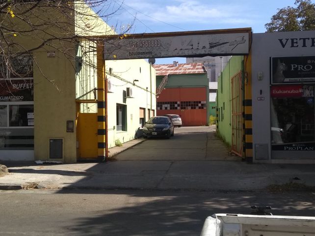 Un trabajador murió al caer desde el techo de una cancha de fútbol 5