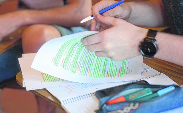 La iniciativa oficial vulnera criterios de confidencialidad y lleva a la estigmatización de los estudiantes