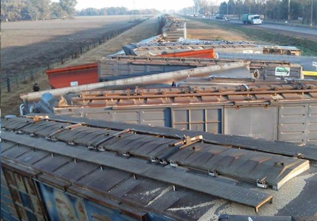 Descarriló un tren de carga en una vía con rieles rotos al costado de la ruta 34