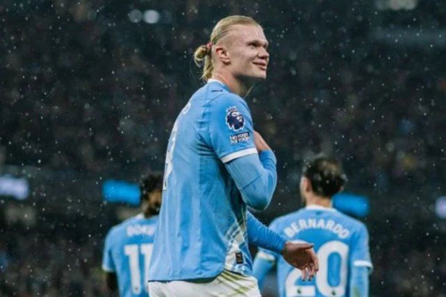 El City goleó al Liverpool y se le acercó al líder Arsenal