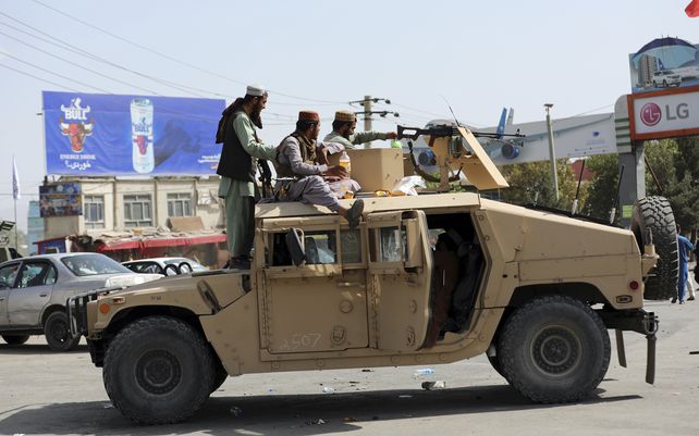 Combatientes talibanes montan guardia frente al aeropuerto internacional Hamid Karzai