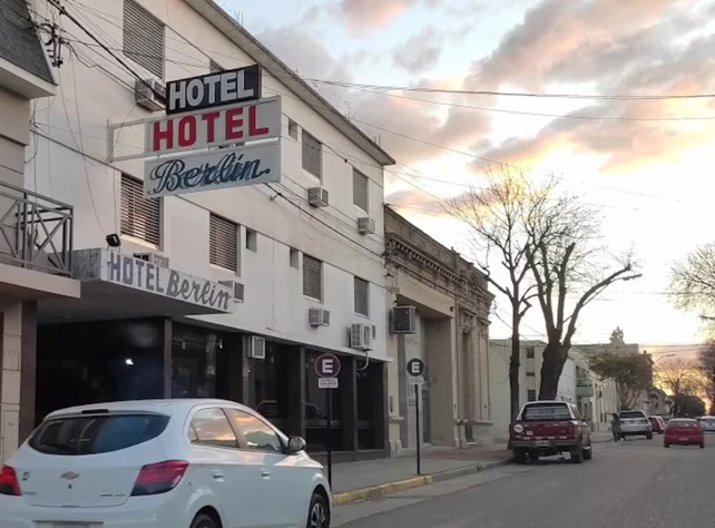 El presunto femicida y su hijo fueron encontrados en el Hotel Berlín, de Gualeguaychú.