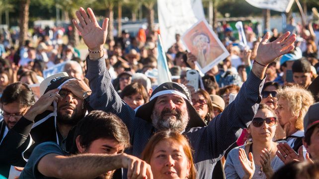 Fervor. Los católicos de La Rioja acudieron en masa a la histórica misa en la ciudad capital.&nbsp;