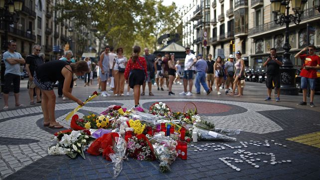 Homenajes a las víctimas en el aniversario de los atentados en Barcelona