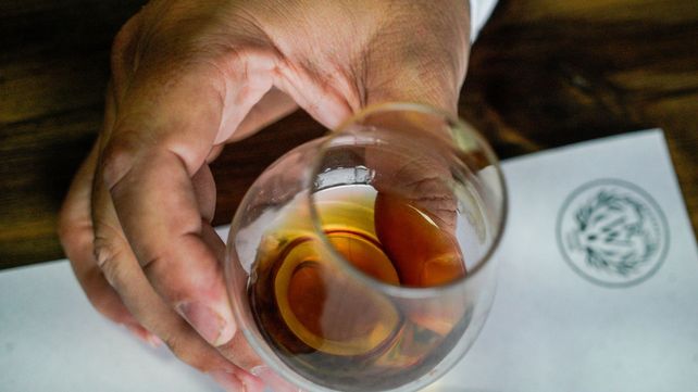 El whisky ya no es patrimonio de hombres confundidos. Cada vez tiene más adeptos, entre ellos jóvenes y mujeres.