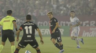 Regreso. Cacciabue ya metió el pase para Maxi Rodríguez. El Aviador no jugaba desde hacía un largo tiempo y estuvo a la altura.