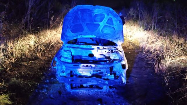 El auto Volskwagen Gol incendiado en el que estaban los cuerpos.&nbsp; 