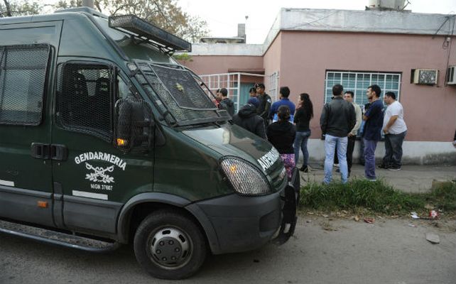 Contención. Efectivos de las fuerzas federales se apostaron en la esquina de Matienzo y pasaje Aguilar