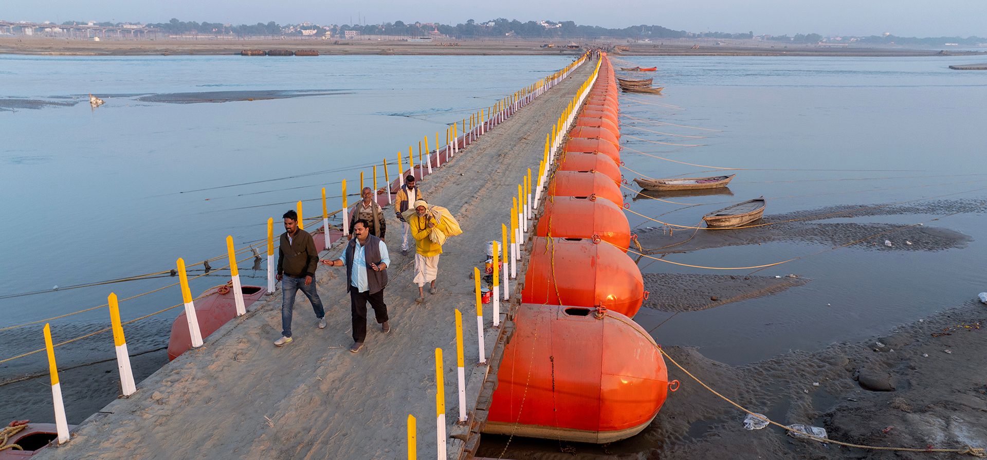 La gente camina sobre un puente de pontones en Sangam, la confluencia de los ríos Ganges, en Prayagraj, en el estado de Uttar Pradesh, norte de la India, el jueves 4 de diciembre de 2025. (Foto AP/Rajesh Kumar Singh)