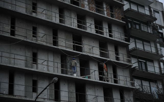 La modificación que presentó la edila Samanta Arias busca flexibilizar la cantidad de cocheras exigibles para vivienda colectiva y oficinas.