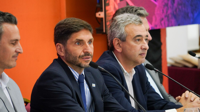 Pullaro junto al intendente Pablo Javkin y el senador provincial Ciro Seisas en el acto de presentación de ofertas económicas para la construcción de la estación policial.