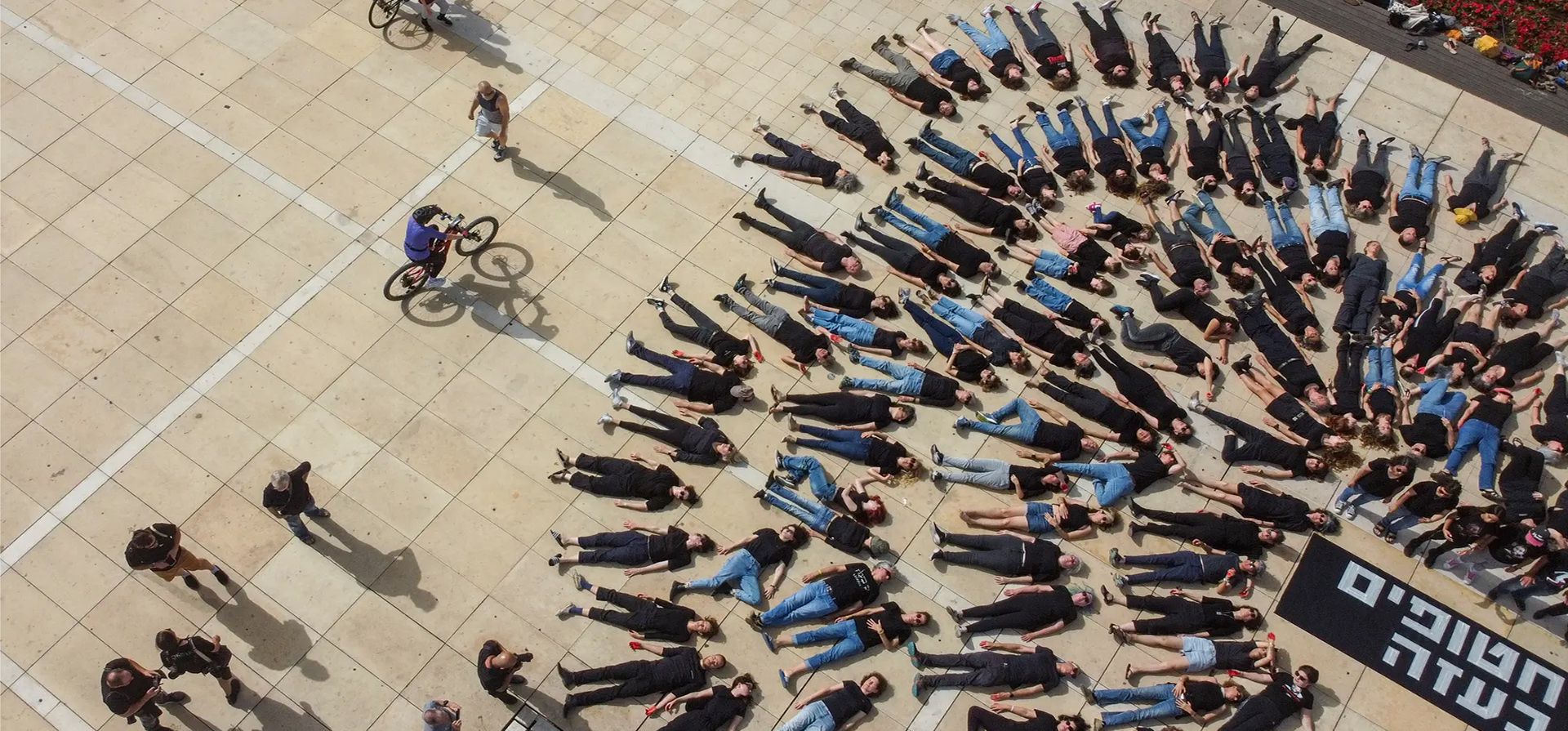 Familiares y simpatizantes de los rehenes retenidos en la Franja de Gaza levantan las manos, pintadas de rojo para simbolizar la sangre, para pedir la liberación de los cautivos y para conmemorar los 200 días del ataque transfronterizo del 7 de octubre dirigido por Hamás,Tel Aviv, Israel. Fotografía: Ohad Zwigenberg/AP Familiares y simpatizantes de los rehenes retenidos en la Franja de Gaza levantan las manos, pintadas de rojo para simbolizar la sangre, para pedir la liberación de los cautivos y para conmemorar los 200 días del ataque transfronterizo del 7 de octubre dirigido por Hamás,Tel Aviv, Israel. Fotografía: Ohad Zwigenberg/AP