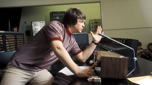Brian Wilson en acción en el estudio en los primeros años de los Beach Boys, recreados en el documental