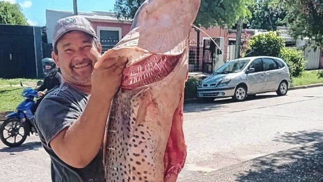 Polémica en Bajada Grande: capturan un surubí gigante tras el fin de la veda.