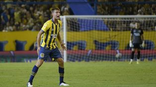 A los gritos. Juan Cruz Komar no entregó en todo el partido buenas señales. &nbsp;El zaguero central se mostró falto de ritmo.