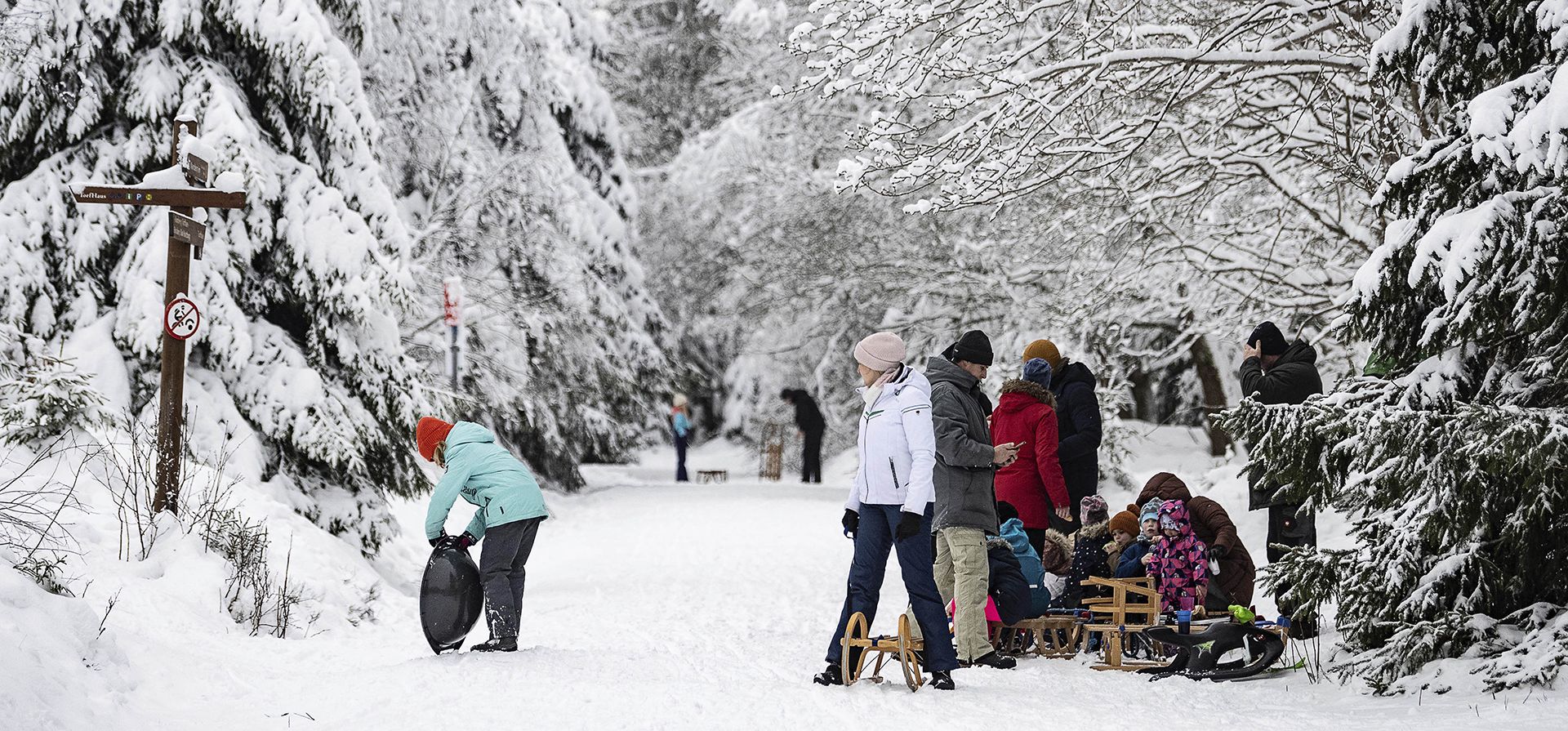 La gente prepra sus trineos en una pendiente nevada en Torfhaus, Alemania, el último día de vacaciones escolares en Baja Sajonia, el martes 31 de enero de 2023. (Swen Pfoertner/dpa vía AP)