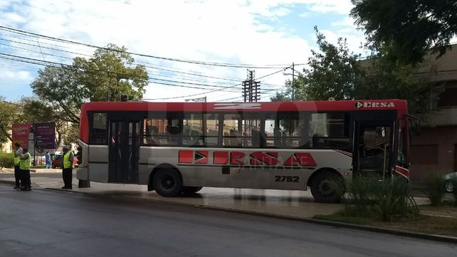 Se le trabó la dirección a un colectivo de la Línea 2 y terminó en el cantero de Bulevar