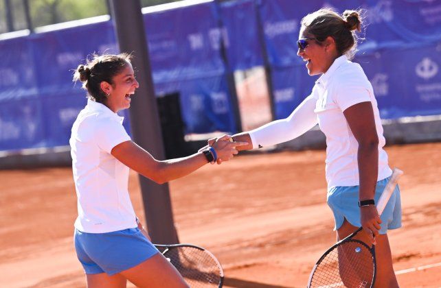 Final y medalla de oro. Jazmín Ortenzi y Luisina Giovannini festejan la victoria ante las chilenas para llegar al lugar más alto del podio. &nbsp;¡Campeonas!