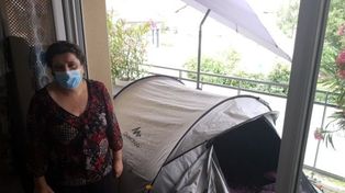 Pasan la noche en una carpa en el balcón porque aseguran que su casa está embrujada