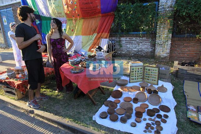 Naturales. Las verduras de Desvío a la Raíz fueron de las más elegidas en la tarde de ayer. También se vendieron productos elaborados y recipientes de barro para una cocción más sana.  Foto UNO/Juan Ignacio Pereira