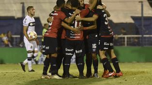 Newells se sacó el premio mayor en la última pelota del partido