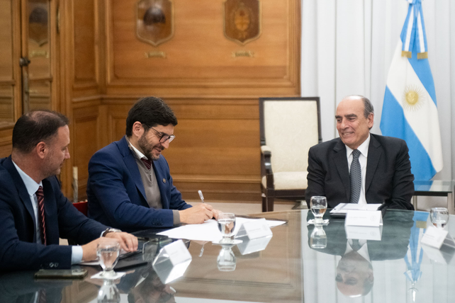 Maximiliano Pullaro culminó una jornada frenética en Buenos Aires con una reunión con el jefe de Gabinete