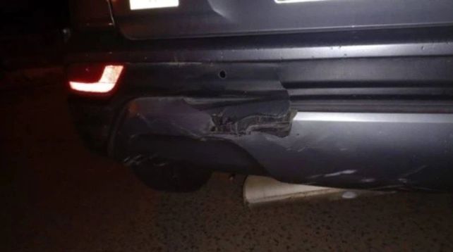 El motociclista impactó contra el paragolpe trasero de la camioneta de Carloni. (Foto: Fernando Carrafiello)