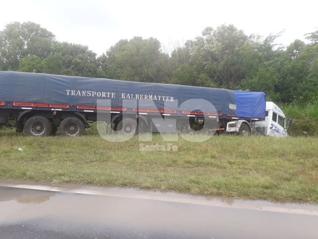 Impactante accidente entre un auto y un camión deja una mujer con severos politraumatismos