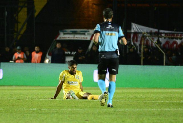 No va más. Mallo quedó tendido y pidió el cambio por una molestia muscular.