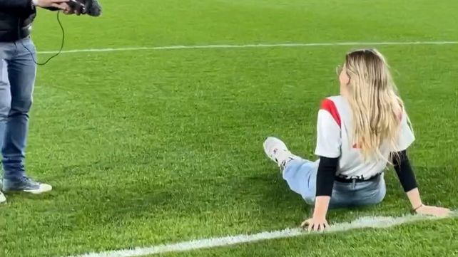 La influencer Nati Jota encarnó un blooper viral en la cancha de River al tropezar en un intento de tiro al arco.