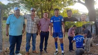 El Salvador. Argüello firmó el contrato tras la práctica y luego posó con los dirigentes del club.