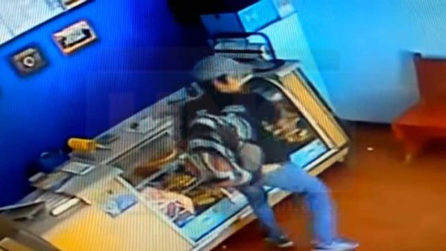 Hurtó un iPhone en una rotisería y quedo escrachado en la cámara de seguridad