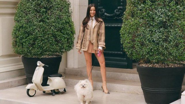 Emilia Mernes posó junto a Roma en Dogue México