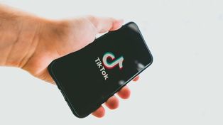 Italia bloquea las cuentas de Tik Tok de menores de 13 años luego de que una nena muriera en un reto viral