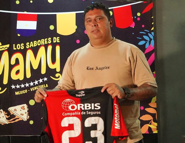 Aquino con la camiseta de la Lepra número 23 que utilizó en su paso por el Parque.
