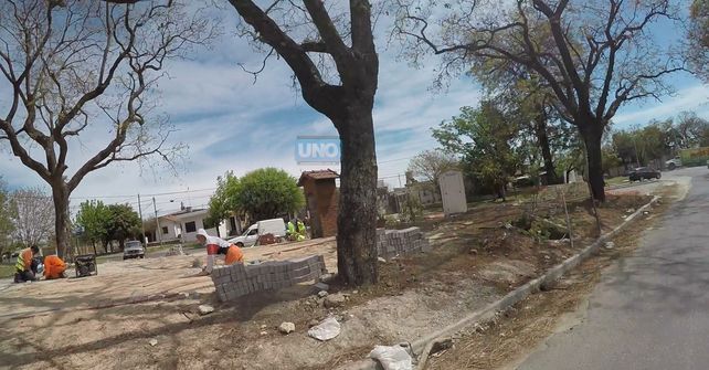 Los trabajadores terminan la plazoleta en donde está la imagen de la Virgen&nbsp;de la Medalla Milagrosa. Foto UNO Juan Manuel Kunzi.&nbsp;