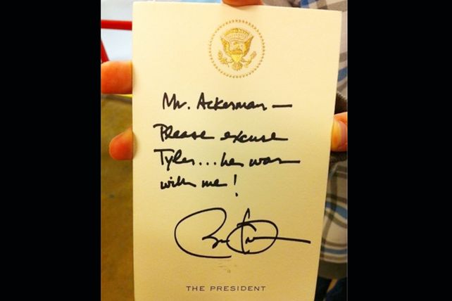 Barack Obama firmó un justificativo de ausencia a clases para un niño de 11 años