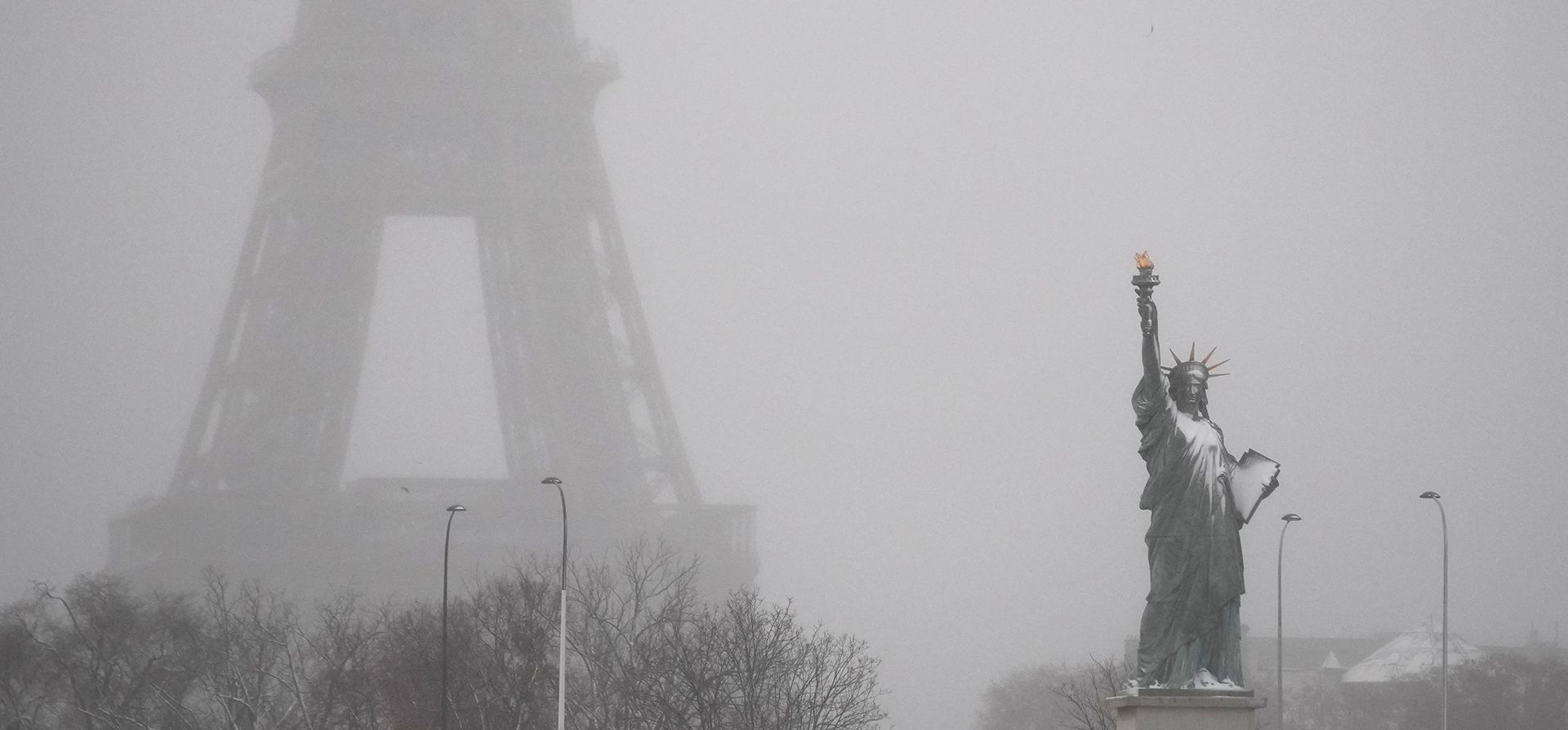 La réplica de la Estatua de la Libertad y la Torre Eiffel durante una nevada, el miércoles 7 de enero de 2026, en París. (Foto AP/Christophe Ena) La réplica de la Estatua de la Libertad y la Torre Eiffel durante una nevada, el miércoles 7 de enero de 2026, en París. (Foto AP/Christophe Ena)