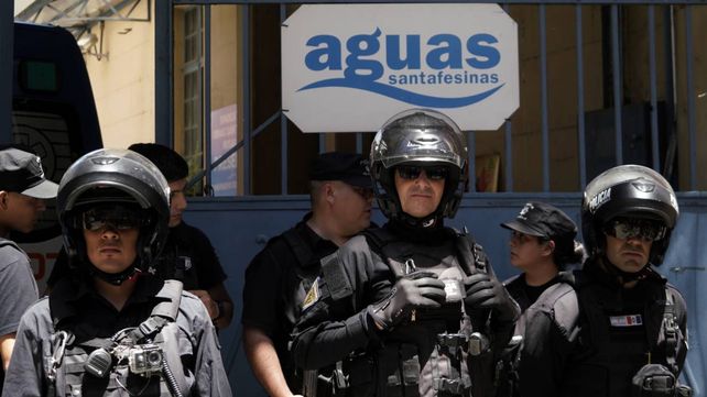 Tensión en la sede de Aguas Santafesinas: una manifestación gremial terminó en incidentes