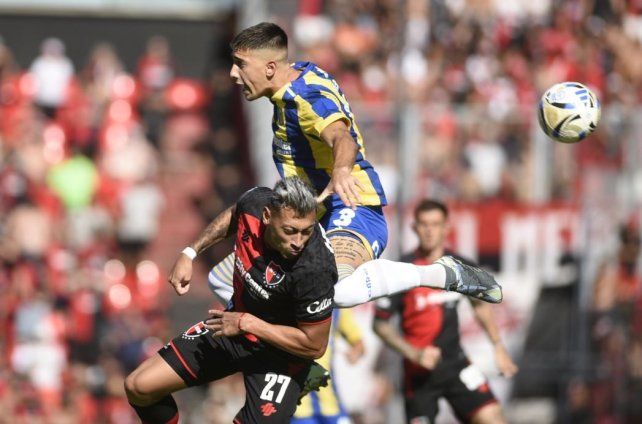 Agustín Sández la lucha desde arriba en el clásico. El lateral de Central tiene una efectividad del ciento por ciento ante la Lepra.