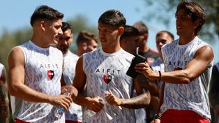 En los extremos de la imagen, Matías Cóccaro y Michael Hoyos, que por primera vez jugarían juntos en la delantera de Newells ante Deportivo Riestra.