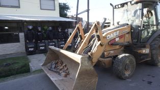 Pala mecánica lista para actuar en el derrumbe de un puesto de venta de drogas en barrio Stella Maris.&nbsp;