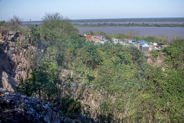 En calle Don Segundo Sombra al final, once familias viven con riesgo de caer al vacío