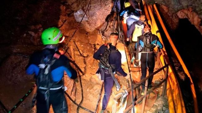 Rescate. Los militares trabajan contrarreloj para salvar a los niños que están atrapados desde el 23 de junio.